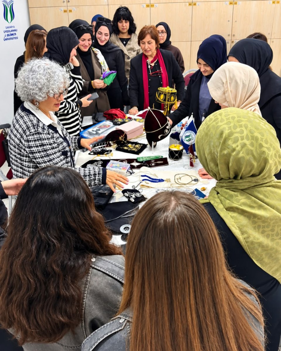 KAFFED's tweet photo. GELENEKTEN TASARIMA: ÇERKES GİYİM VE SÜSLEME SANATLARI
Sakarya Uygulamalı Bilimler Üniversitesi tarafından yürütülen “Nesilleri Bir Araya Getirmek: Moda Tasarımıyla Kültürel Hafıza Aktarımı” projesi kapsamında, “Gelenekten Tasarıma: Çerkes Giyim ve Süsleme Sanatları”  uygulamalı atölye çalışması Ferizli Meslek Yüksekokulu’nda gerçekleştirildi.
Etkinlikte, KAFFED Genel Başkan Yardımcısı Şeneser Tokmak ve KAFFED Çerkes El Sanatları Çalışma Grubu Üyesi Esen Bal, Çerkes geleneksel giyimi, süsleme sanatları ve kültürel mirasın kuşaklar arası aktarımı üzerine bilgi ve deneyimlerini öğrencilerle paylaştı. 
Kültürel mirasımızın akademik ortamda gençlerle buluşmasına ve geleceğin tasarımcılarına ilham olmasına imkân sağlayan Proje Yürütücüsü Dr. Öğr. Üyesi Pınar Çınar’a, Öğr. Gör. Neslihan Sarı’ya ve Sakarya Uygulamalı Bilimler Üniversitesi meslek Yüksekokul müdürü Fatma Vahapoğlu Çete ye  teşekkür ediyoruz.