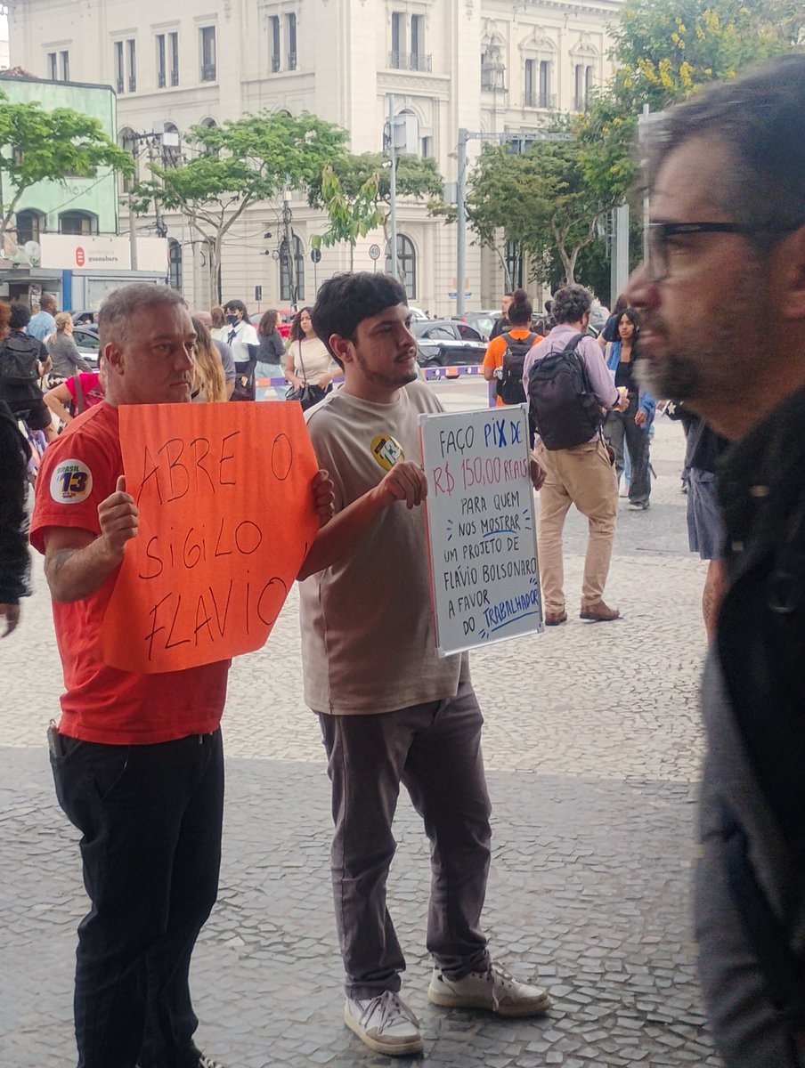 lanaflowerz's tweet photo. FAÇO PIX DE R$ 150,00 

PARA QUEM NOS MOSTRAR UM PROJETO DE FLÁVIO BOLSONARO A FAVOR DO TRABALHADOR!!!! AQUI  EM NITERÓI!!!! https://t.co/ONsBZxAmcO