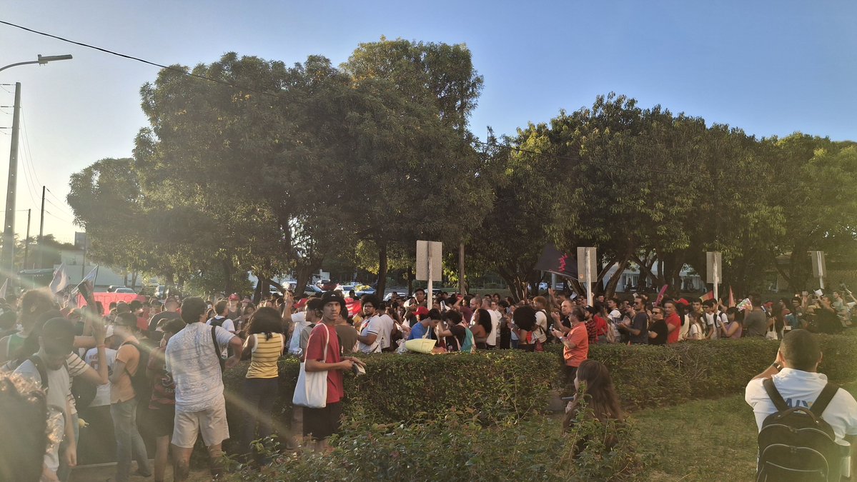 Uefyerryeni's tweet photo. Manifestação em defesa da UFRN e da democracia acontece nesse exato momento no Setor 4. O compromisso de não ligar carro de som dentro da instituição foi declarado e está sendo respeitado. https://t.co/nxgHOnD3nX