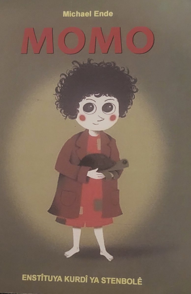 GulistanKassjr's tweet photo. Momo  Michael Ende.
Michael Ende bi karektera keçeka piçûk balê dikşîne ser karanîna demê. Dibêje kesên ku dema mirovan bidizînin jiyana wan jî bêruh dikin. Momo bi hêza guhdarîkirinê  dixwaze ji bo mirovan deman vegerîne
Raste dem ne tenê  demjimêrin her roj  ji  emir kêm dibe. https://t.co/mfG0dkfu2P