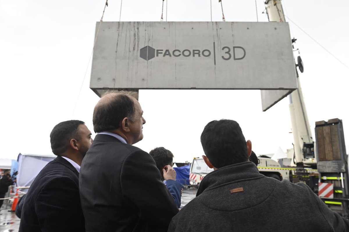 Minvu's tweet photo. 🏗️ El ministro Ivan Poduje participó en #EDIFICA2026 de la CChC, donde presentó los desafíos del Minvu, el plan de inversión por los socavones en Alto Hospicio y Tocopilla y Ciudad Parque Bicentenario. Más inversión y capacidad para construir las viviendas que Chile necesita 🤝 https://t.co/5w8pJlI1ZZ