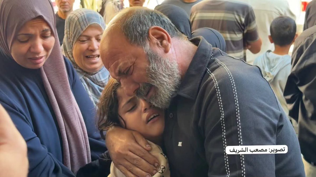 AnasAlSharif0's tweet photo. صورة || هذه الطفلة فقدت والديها فجر اليوم بقصف شقتهم السكنية ، الشهيد أكرم ياسين وزوجته دينا ياسين ، في مشهد يؤكد حجم الاجرام الذي يتعرض له أهالي قطاع غزة .

أصبحت الآن يتيمة الأب والأم https://t.co/BtqtD4np8u