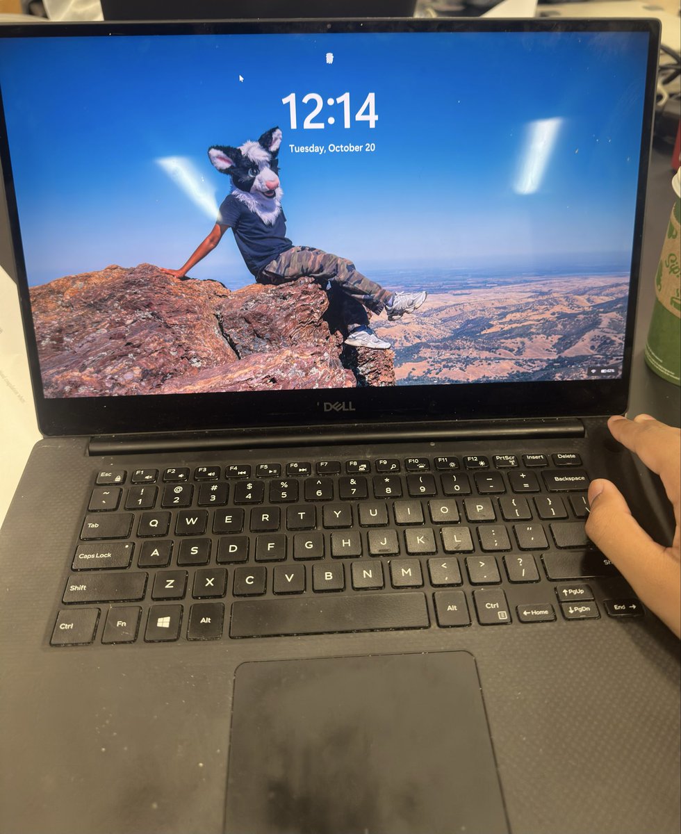 Veehicles's tweet photo. professor came to my desk to greet me, completely saw my lockscreen, and just smirked at me 😭😭 https://t.co/y4mOdRfTNu