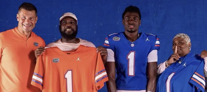 Corey_Bender's tweet photo. FILM ROOM: Raheem Floyd brings the boom💥😳

Some DBs cover. Others make QBs think twice about throwing their way.

The Florida commit is showing a knack for anticipating, jumping routes and delivering big hits.

🎥 Full senior-film breakdown 👇 

READ 👀: https://t.co/60mrXp1oBe https://t.co/6wvldbARpK