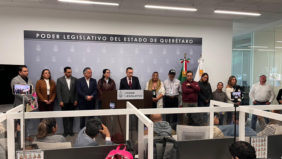 PoderCiudadanoo's tweet photo. #EnBocaDeTodos: 🏳️‍⚧️🚨 ¡MORENA ACUSA AL GOBIERNO DE QUERÉTARO DE OBSTACULIZAR LA LEY DE IDENTIDAD DE GÉNERO! DIPUTADOS EXIGEN REVISAR LAS NUEVAS OBSERVACIONES, ADVIERTEN POSIBLES PROTESTAS Y BUSCAN QUE LA REFORMA SEA APROBADA ⚖️🏛️⚠️
⤵
https://t.co/nzIpIptBob

Únete a nuestro canal 👉 https://t.co/dQK26JRsD5
📌 ¿Tienes una denuncia? Escríbenos al 446 144 4405