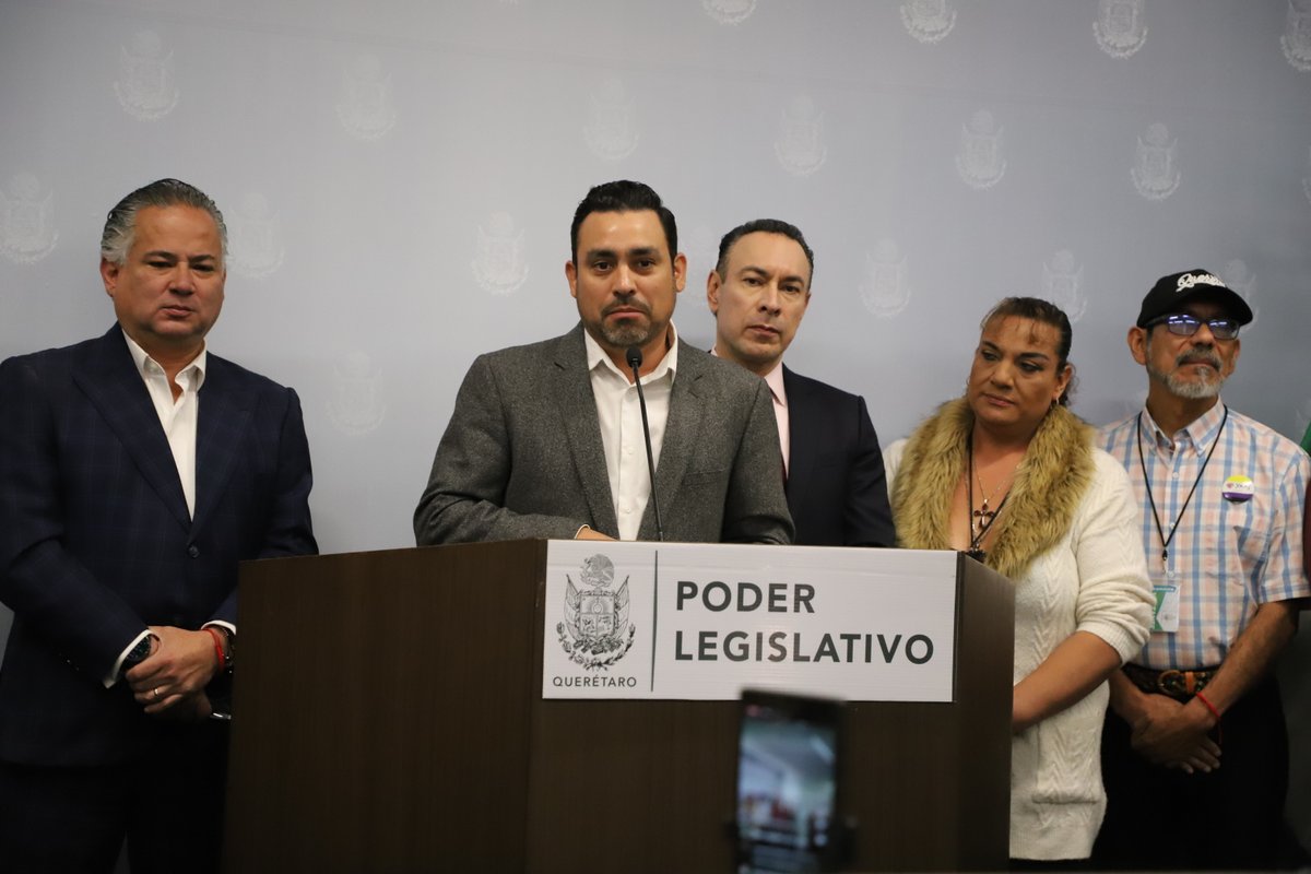 PoderCiudadanoo's tweet photo. #EnBocaDeTodos: 🏳️‍⚧️🚨 ¡MORENA ACUSA AL GOBIERNO DE QUERÉTARO DE OBSTACULIZAR LA LEY DE IDENTIDAD DE GÉNERO! DIPUTADOS EXIGEN REVISAR LAS NUEVAS OBSERVACIONES, ADVIERTEN POSIBLES PROTESTAS Y BUSCAN QUE LA REFORMA SEA APROBADA ⚖️🏛️⚠️
⤵
https://t.co/nzIpIptBob

Únete a nuestro canal 👉 https://t.co/dQK26JRsD5
📌 ¿Tienes una denuncia? Escríbenos al 446 144 4405