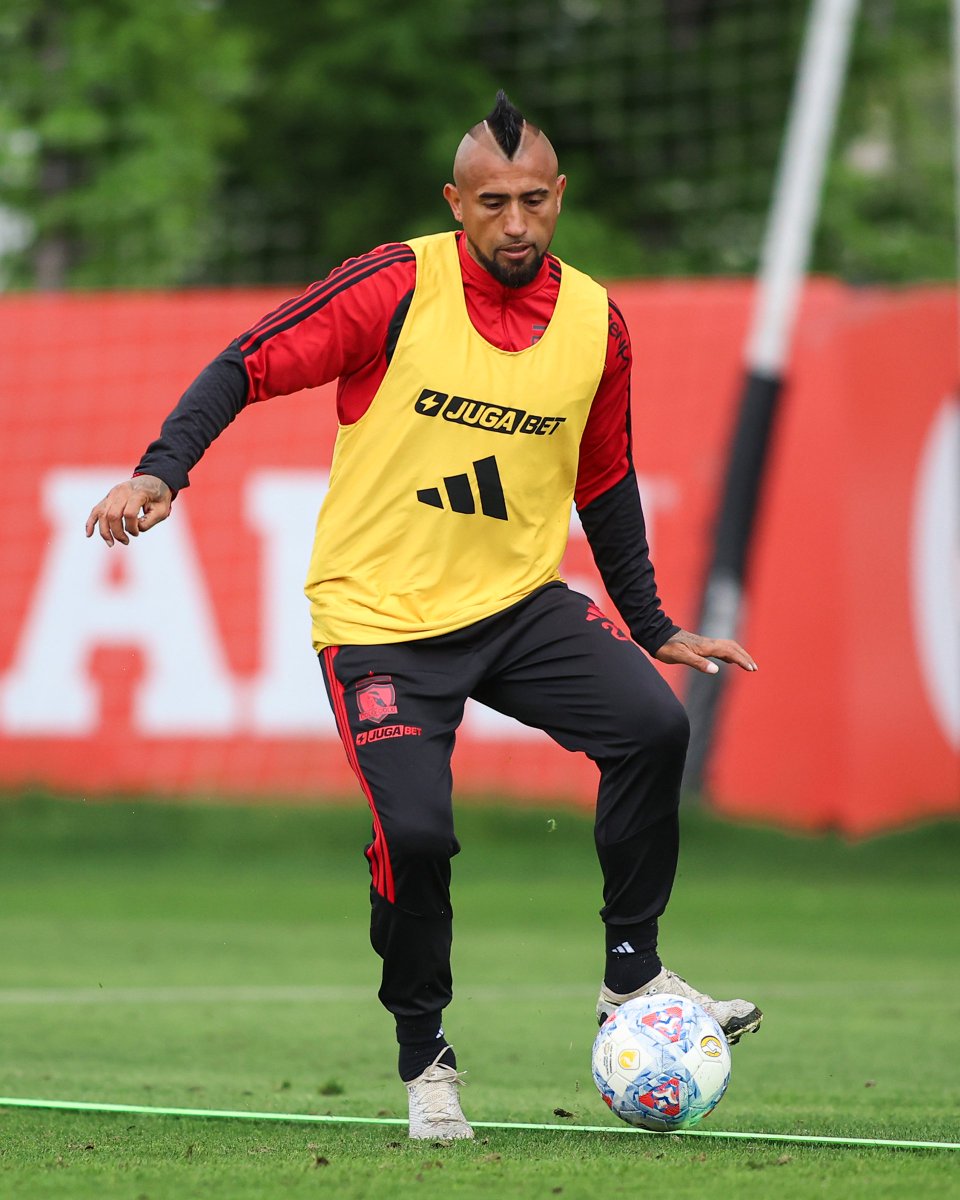 ColoColo's tweet photo. NUEVO DÍA DE ENTRENAMIENTO EN LA RUCA 💪🏻🤍🖤 https://t.co/xP6Bgy8JdX