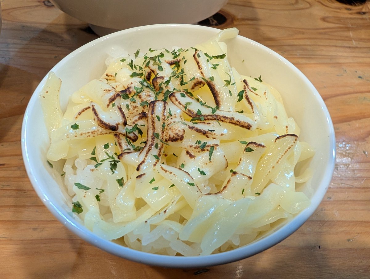 HAGUREOTAKU's tweet photo. 兵庫　園田駅
麺屋Smile
カレーつけ麺
シメチーズ飯
うまいと聞かされましたので
麺はパツパツの細麺
まずは岩塩から唐辛子柚子胡椒にいきアンコールペッパー
つけ汁はスパイスのきいた王道なカレー味でした山形豚使ってるんだ
最後は炙りチーズの乗ったシメご飯スープの方にぶち込むのが俺の美学です! https://t.co/SJX0U1Hdhd
