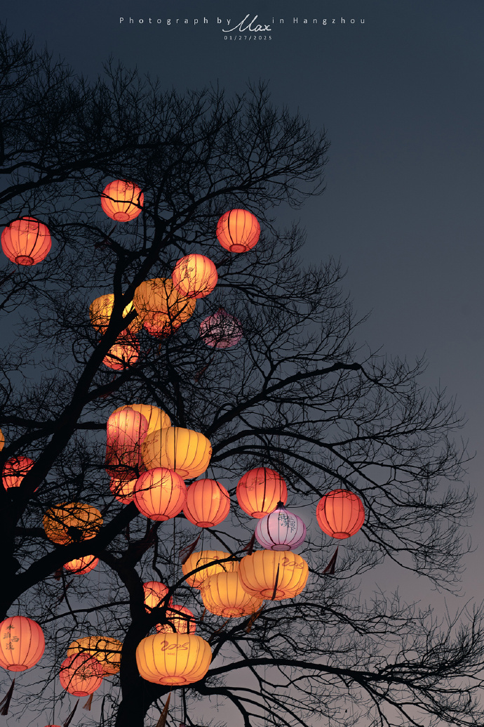 AlexJauvin's tweet photo. [Hey, the flashy lanterns on the steep slope here make this late autumn season so unforgettable! ]， https://t.co/zuU1NYaPC9