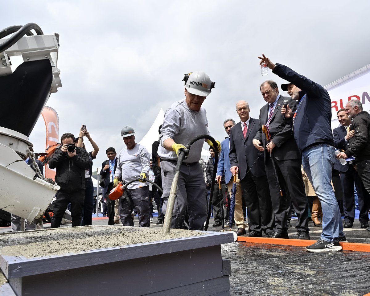 CChC_Chile's tweet photo. ¡Así vivimos el primer día de Edifica 2026! 🏗️✨

La 24ª Feria Internacional de la Construcción comenzó con una jornada marcada por la innovación, la tecnología y las oportunidades para seguir impulsando el desarrollo de nuestra industria.

La inauguración contó con la participación de nuestro presidente CChC, Raimundo Rencoret; el presidente de Edifica, Ricardo Bifani; el ministro de Vivienda y Urbanismo, Ivan Poduje; y la ministra de Energía, Ximena Rincón, quienes fueron parte de este importante hito con el tradicional corte de cinta en Espacio Riesco.

¡Sigamos conectando, compartiendo experiencias e impulsando juntos el futuro de la construcción en Chile! 🇨🇱🤝

#Edifica2026 #CChC #Construcción #Innovación