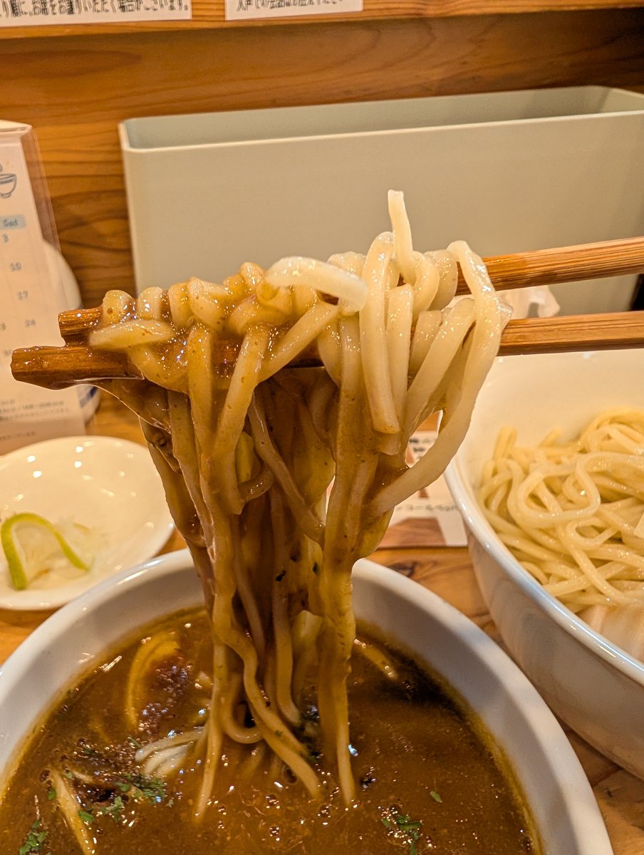 HAGUREOTAKU's tweet photo. 兵庫　園田駅
麺屋Smile
カレーつけ麺
シメチーズ飯
うまいと聞かされましたので
麺はパツパツの細麺
まずは岩塩から唐辛子柚子胡椒にいきアンコールペッパー
つけ汁はスパイスのきいた王道なカレー味でした山形豚使ってるんだ
最後は炙りチーズの乗ったシメご飯スープの方にぶち込むのが俺の美学です! https://t.co/SJX0U1Hdhd