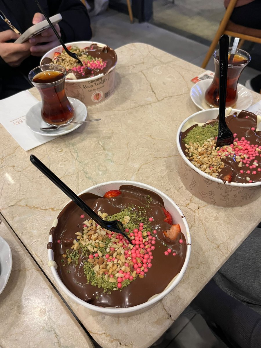fromduygu's tweet photo. anne tabi sen evlenmeden 50 kilo olursun senin zamanında kova waffle mi vardı https://t.co/KvqIVTdqxA