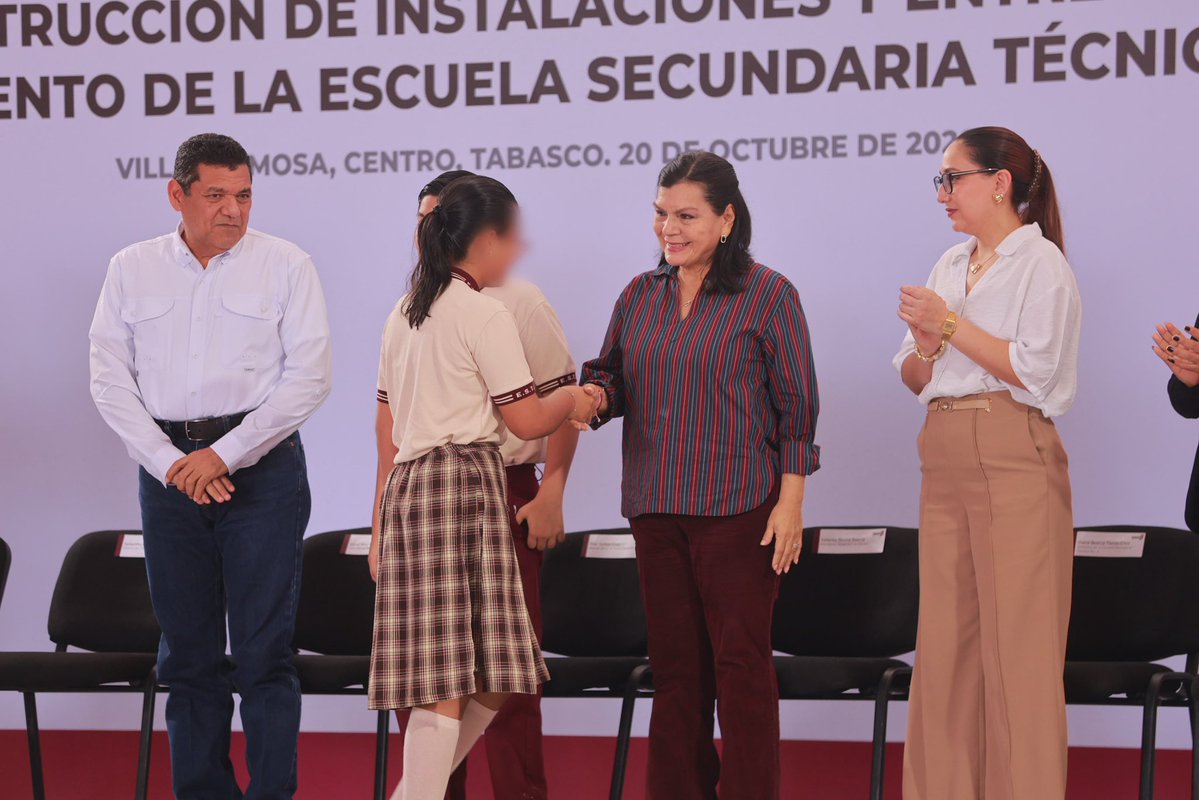 YolandaOsunaH's tweet photo. Hoy acompañamos al gobernador en la inauguración de la infraestructura que su gobierno realizó a favor de la comunidad educativa de la Secundaria Técnica No. 9. Más aulas, biblioteca, sanitarios y techumbre para las y los estudiantes de Centro. Con la educación como prioridad, los gobiernos de la trasformación trabajan por un mejor futuro.