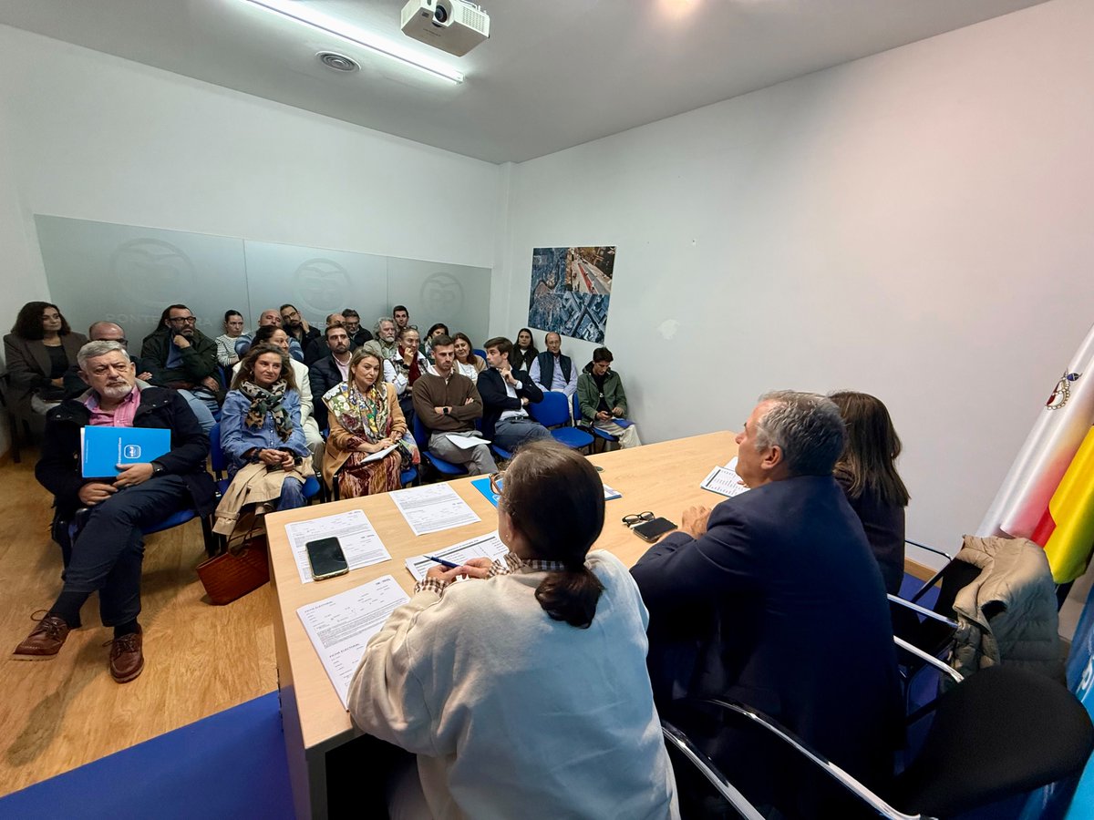 PP_Pontevedra's tweet photo. Seguimos traballando en equipo para o #29N

Hoxe reunión organizativa cos coordinadores dos colexios electorais https://t.co/4wUdqlDCay