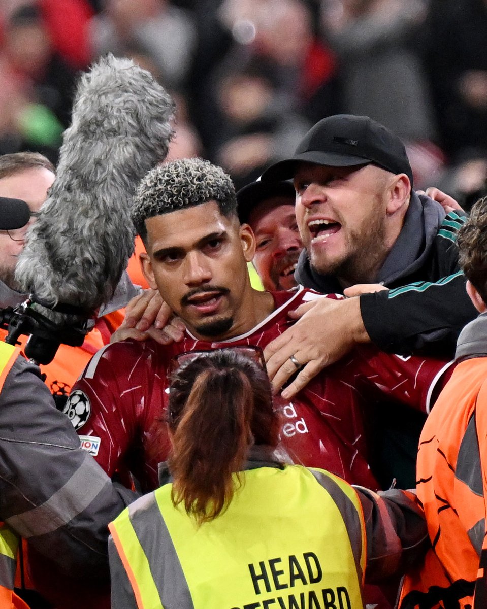 brfootball's tweet photo. Ronald Araújo celebrated in the stands after equalizing vs. Villarreal 🏟️ https://t.co/Labc9AjaTi