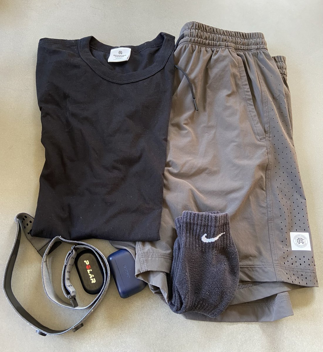 WellBuiltStyle's tweet photo. Yes, I lay out my running kit like I lay out my outfits the night before. 

My mornings are seamless - I'm not even thinking about anything. Like a robot I just move through each step and get out the door to start my day. https://t.co/FI6xNGoUdJ