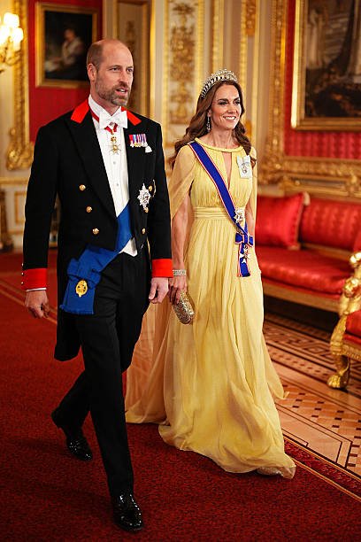 True888Blue's tweet photo. 💛💛 GOLDEN COUPLE 💛💛

The Prince and Princess of Wales  shining bright at tonight's State Banquet for Oman at Windsor Castle.

💛💛💛💛💛💛💛💛💛💛 https://t.co/6j4HloFvXG