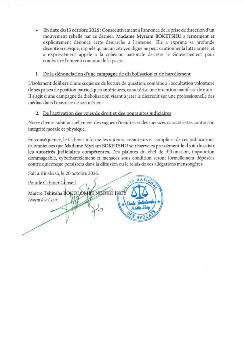 Josephbayoko1's tweet photo. AFFAIRE MYRIAM BOKETSHU

Quand le harcèlement veut faire taire les voix libres, la résistance doit s'organiser. 

[Je soutiens la mise en garde des avocats de la journaliste et je les encourage à saisir la Justice]

En République démocratique du Congo, le journalisme ne doit pas devenir un métier à haut risque simplement parce qu’une journaliste donne la parole aux citoyens. La liberté d’expression n’est pas un privilège accordé par le pouvoir : c’est un droit fondamental que nul ne peut confisquer.

La mise en garde juridique rendue publique le 20 octobre 2026 par le cabinet conseil de Maître Tshitsha Bokolombe Ndoko Ikoy, avocat de la journaliste Myriam Boketshu, remet au centre du débat une question essentielle : jusqu’où ira cette campagne d’intimidation contre les professionnels des médias et les voix indépendantes en RDC ?

La journaliste Miriam fait l’objet d’une vague d’insultes, de menaces et de publications malveillantes, à la suite de son intervention à l’antenne de Top Congo FM. Son tort apparent ? Avoir lu, dans l’exercice de son métier, une question écrite par un auditeur.

Depuis quand la lecture d’une question du public constitue-t-elle une adhésion aux opinions qu’elle contient ?

Relayer une interrogation d'un auditeur sur ceux qui veulent changer la Constitution et ceux qui ont pris les armes ne signifie ni approuver son contenu ni soutenir une quelconque entreprise de déstabilisation.
Le journalisme n'est pas un crime SVP. 

Un journaliste n’est pas nécessairement le porte-parole de chaque auditeur dont il relaie les propos. Son rôle consiste notamment à informer, à questionner et à ouvrir des espaces de débat.

Confondre la transmission d’une question avec une prise de position personnelle revient à dénaturer le travail journalistique et à installer une logique dangereuse : celle dans laquelle les professionnels des médias devraient craindre chaque mot, chaque question et chaque réaction du public.

Une démocratie qui exige des journalistes qu’ils ne donnent la parole qu’aux opinions convenables finit par transformer les médias en instruments de propagande.

L'injure, l'intimidation et le harcèlement ne peuvent pas devenir une méthode ordinaire de confrontation politique.

Ceux qui se réclament de la démocratie doivent en accepter les exigences. La liberté d’expression ne protège pas uniquement les discours qui plaisent au pouvoir, à ses soutiens ou à une partie de l’opinion. Elle doit également permettre l’expression des interrogations dérangeantes, dans les limites prévues par la loi.
Le patriotisme, lui aussi, mérite d’être défendu contre les manipulations. 

Myriam Boketshu a, à plusieurs reprises, condamné la lutte armée et appelé à la cohésion nationale. 

Le pouvoir et ses tambourinaires doivent comprendre qu'intimider n'est pas gouverner.
Un pouvoir sûr de sa légitimité n’a pas besoin de faire taire les journalistes pour convaincre. Il répond aux critiques par des arguments, aux interrogations par des explications et aux accusations par les voies légales.

À l’inverse, laisser prospérer les intimidations contre les professionnels des médias risque d’alimenter la méfiance, de radicaliser les frustrations et de renforcer ceux qui dénoncent une dérive autoritaire.

Il faut le dire clairement : la stabilité d’un pays ne se construit ni par la peur ni par la chasse aux voix discordantes. Elle se construit par la justice, la responsabilité et le respect des libertés fondamentales.

Dans sa mise en garde, le cabinet de Mariam Boketshu annonce se réserver le droit de saisir les autorités judiciaires compétentes contre les auteurs présumés de diffamation, d’imputation dommageable, de cyberharcèlement et de menaces.

NOTRE POSITION EST CLAIRE 

Nous exprimons notre solidarité avec Myriam Boketshu face aux faits de harcèlement et aux menaces.
Nous soutenons et encourageons ses avocats à saisir la Justice pour que les auteurs et complices d'injures et harcèlement répondent de leurs actes.