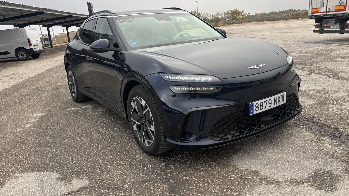 AdalidMotor's tweet photo. Muchos lo habéis adivinado: Genesis GV60, el hermano premium del Ioniq 5 y Kia EV6.

Un gran coche, con muy buenos acabados, carga muy rápida y consumo algo alto. En 2027 llega oficialmente a España https://t.co/5JRqtsBjjG