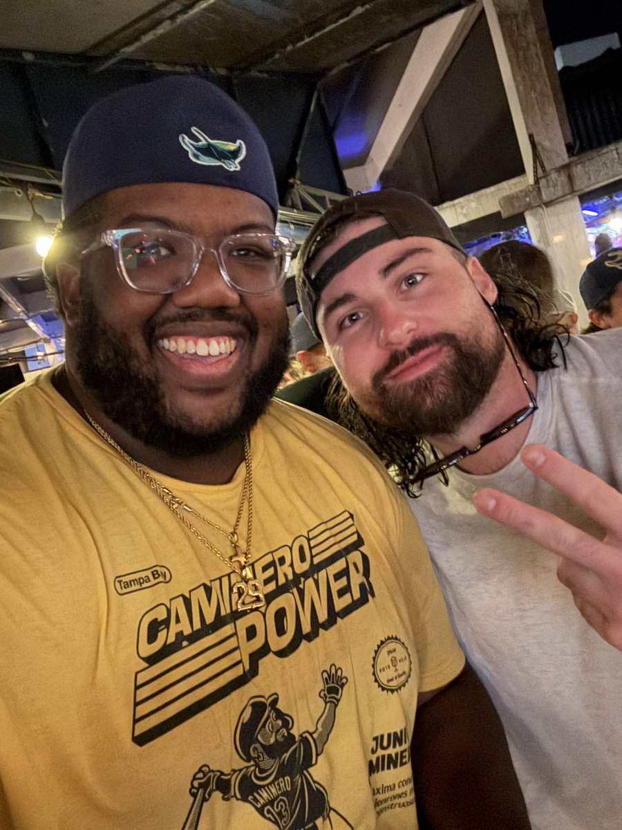 Flewellen727's tweet photo. Last night was mad real. https://t.co/pV7Fgb5KKy