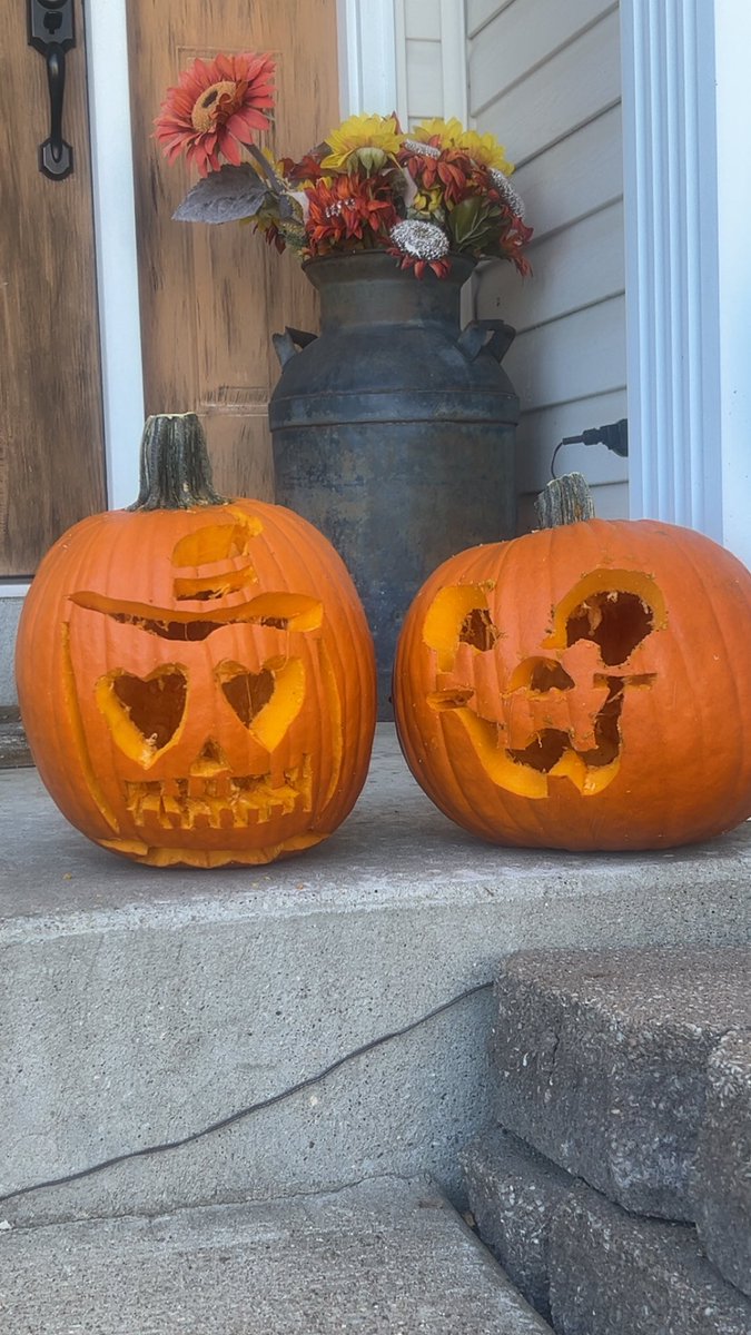 perfpinkproblem's tweet photo. me n pumpkins me n my bf carved and made cupcakes❣️❣️❣️ https://t.co/QWWw42TaJ2