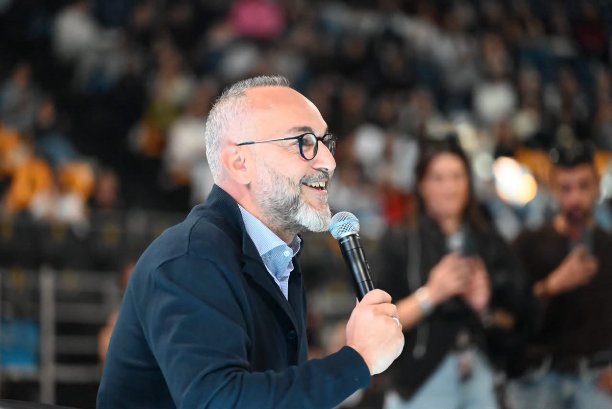 Auth_University's tweet photo. Κάποιες συμβουλές μένουν μαζί σου πολύ μετά το τέλος μιας συζήτησης. 🏀

Ο Νίκος Γκάλης συναντήθηκε με τον Χρήστο Κιούση σε μια ξεχωριστή συζήτηση για τον αθλητισμό, την προσπάθεια και τη νοοτροπία που οδηγεί στην εξέλιξη.

Ένα μάθημα έμπνευσης για τη νέα γενιά του ΑΠΘ. https://t.co/Q7bHQW37Ya
