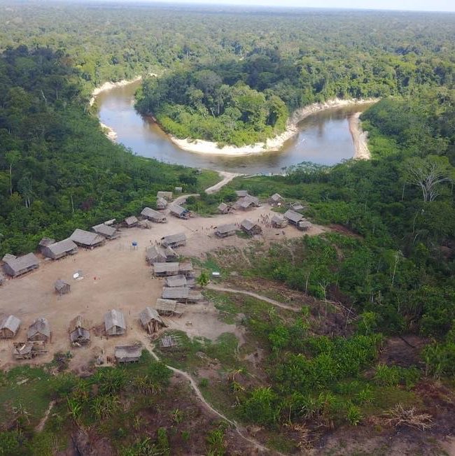 stagepopbr's tweet photo. 🚨 URGENTE! A Justiça Eleitoral do Amazonas NEGOU o pedido de transporte fluvial gratuito para indígenas de 43 aldeias do Vale do Javari durante o segundo turno das eleições.

A solicitação foi apresentada pela União dos Povos Indígenas do Vale do Javari (Univaja) para garantir o deslocamento dos eleitores até as urnas. A juíza responsável alegou falta de tempo hábil para cumprir os trâmites legais, além de dificuldades orçamentárias e logísticas.