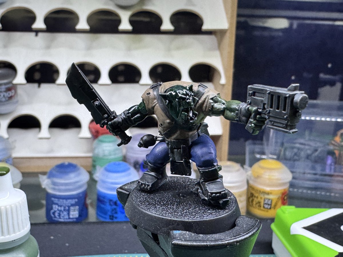 RafaAreGar's tweet photo. Hoy se ha podido pintar una chispilla! #Orktober #warhammer40k #WarhammerCommunity #Orks #Waaaaahggg https://t.co/HxS0BpCiXe
