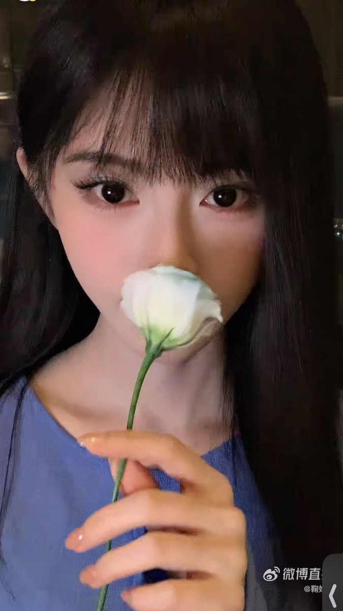 shagua__89's tweet photo. ไลฟ์ปิดกล้องมาคุยเล่นกับแฟนคลับคนดูทะลุ 8 ล้านคน ยอดกดใจอีก 37 ล้าน คือฟินมากก นั่งดูเสี่ยวจวีได้ทั้งวัน ดื้อมาก จริงๆแล้วชีคุยเก่งมาก ชีรักแฟนคลับมาก มาไลฟ์อ้อนตลอดดอกไม้ถือไม่ปล่อย หอมทั้งไลฟ์ อ่านจดหมายแฟนคลับอีก แล้วบอกว่า “ซัพพอร์ตหมื่นบุปผาเยอะๆนะคะ”

#จวีจิ้งอี https://t.co/rMY2Kp5tZj