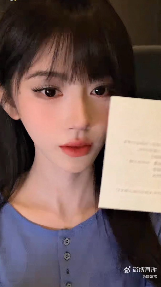 shagua__89's tweet photo. ไลฟ์ปิดกล้องมาคุยเล่นกับแฟนคลับคนดูทะลุ 8 ล้านคน ยอดกดใจอีก 37 ล้าน คือฟินมากก นั่งดูเสี่ยวจวีได้ทั้งวัน ดื้อมาก จริงๆแล้วชีคุยเก่งมาก ชีรักแฟนคลับมาก มาไลฟ์อ้อนตลอดดอกไม้ถือไม่ปล่อย หอมทั้งไลฟ์ อ่านจดหมายแฟนคลับอีก แล้วบอกว่า “ซัพพอร์ตหมื่นบุปผาเยอะๆนะคะ”

#จวีจิ้งอี https://t.co/rMY2Kp5tZj