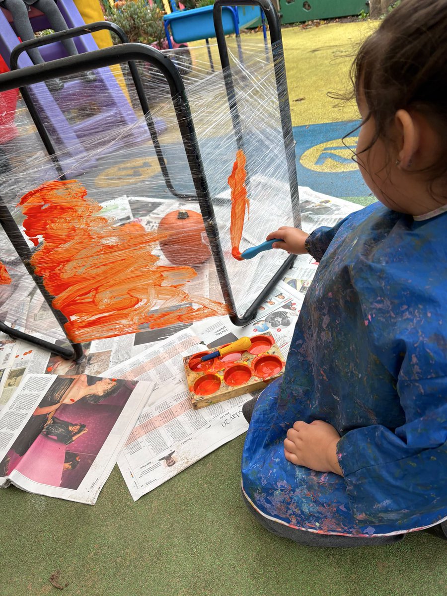 ReceptionBh's tweet photo. We used our observational skills to paint pumpkins. What a fun activity to inspire us on this cold rainy day. @busheyheathjm #busheyheathEAD https://t.co/YaokrJO4Od