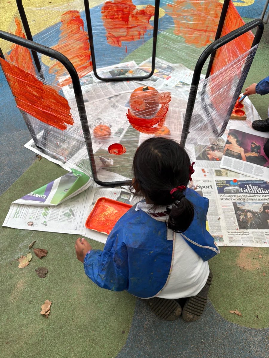 ReceptionBh's tweet photo. We used our observational skills to paint pumpkins. What a fun activity to inspire us on this cold rainy day. @busheyheathjm #busheyheathEAD https://t.co/YaokrJO4Od