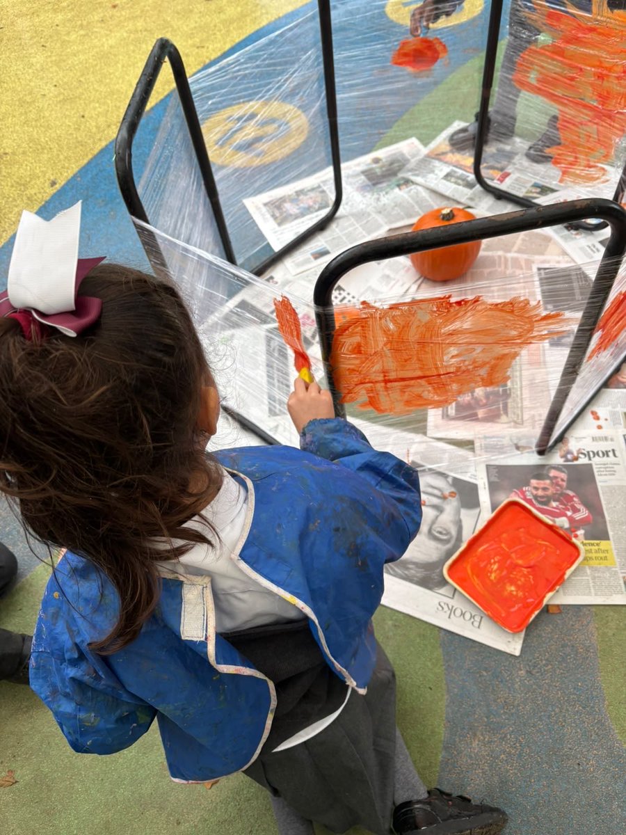 ReceptionBh's tweet photo. We used our observational skills to paint pumpkins. What a fun activity to inspire us on this cold rainy day. @busheyheathjm #busheyheathEAD https://t.co/YaokrJO4Od