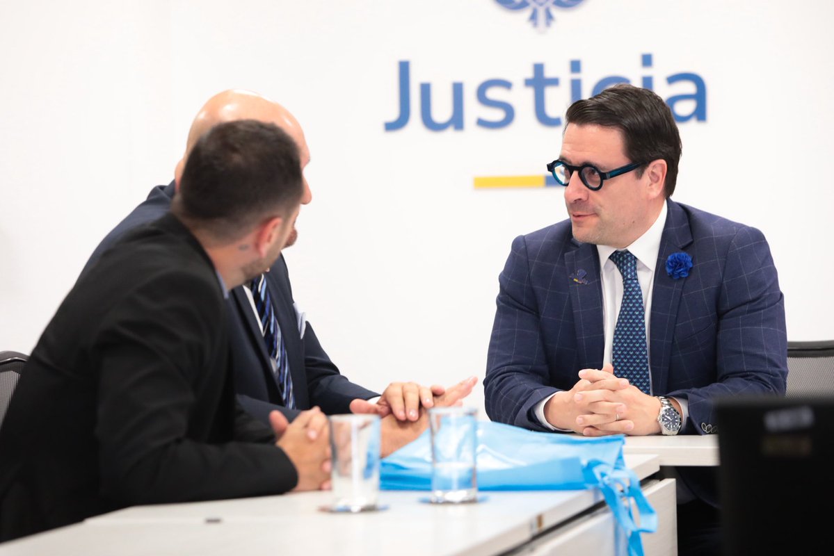 MinjusticiaCo's tweet photo. Nación y territorio se articulan para acercar la justicia a la ciudadanía. 
El ministro Iván Cancino se reunió con una delegación de la @personeriamed para fortalecer el acceso a la justicia y los métodos alternativos de solución de conflictos en Medellín y su área de influencia. https://t.co/2Wuc8kQ3fS
