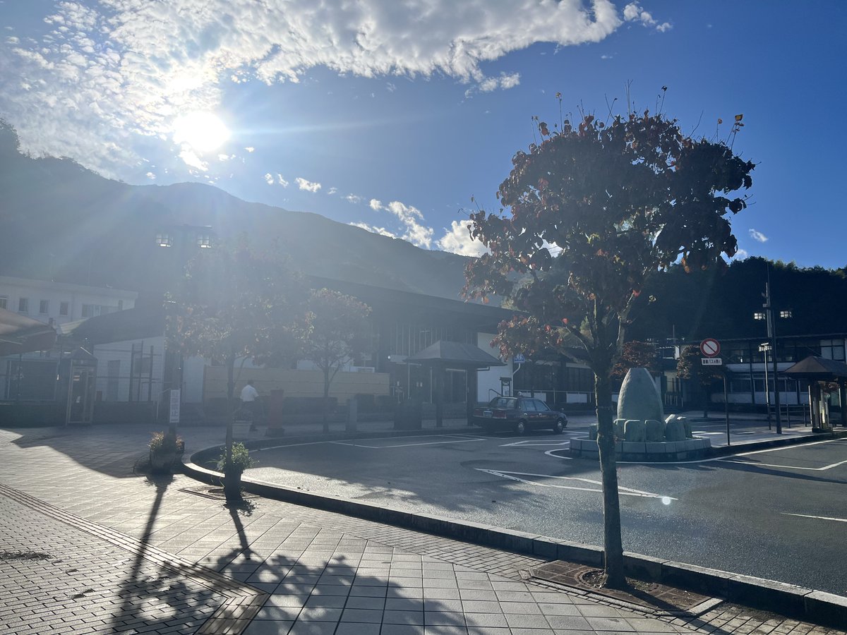 yuru_minoblog's tweet photo. 今日の身延駅。23℃☀️✨🌂🌴の https://t.co/TZTQHVHXJC