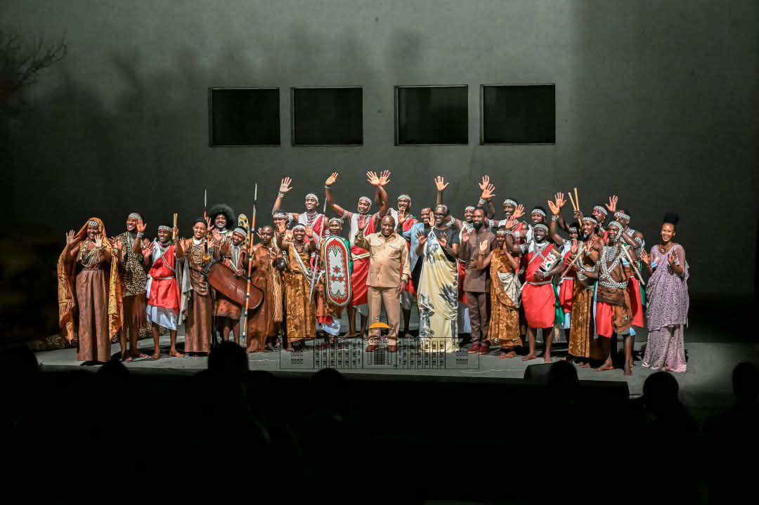 NtareHouse's tweet photo. Le Chef de l’Etat burundais, Son Excellence Evariste Ndayishimiye, a rehaussé de sa présence, ce 20 octobre 2026, la cérémonie de présentation des membres du Ballet national, organisée par le ministère en charge de la Culture.

Composé de metteurs en scène et de chorégraphes de renommée internationale, d’auteurs de pièces de théâtre, de danseurs, de comédiens, de poètes et de tambourinaires, le Ballet national a offert un spectacle mettant à l’honneur l’Ingoma, le tambour sacré du Burundi, symbole de l’identité et du patrimoine culturel burundais. 

Sous les regards admiratifs du public, les jeunes artistes ont livré une prestation riche et variée, mêlant poésie, danses traditionnelles et reconstitution de luttes historiques contre les envahisseurs coloniaux, ainsi que le sacrifice de Bihome. L’ensemble a donné lieu à une chorégraphie harmonieuse, saluée par les applaudissements des spectateurs, parmi lesquels figuraient des diplomates accrédités au Burundi, de hautes autorités du pays et des jeunes.

Dans son allocution, le Chef de l’Etat burundais, SE @GeneralNeva, a souligné que les valeurs culturelles et les traditions constituent les fondements de la société. Il a rappelé que le retour aux racines culturelles permet aux Burundais de mieux connaître leur identité, de renforcer leur cohésion et de renouer avec une gouvernance saine.

Par ailleurs, SE @GeneralNeva, Chef de l’Etat burundais a insisté sur l’importance de construire un centre national du patrimoine culturel afin de préserver et de valoriser l’identité burundaise. Evoquant les blessures héritées de la colonisation, il a invité les pays colonisateurs et les pays colonisés à dépasser ce passé douloureux et à unir leurs efforts pour construire, comme un seul peuple, un monde intégré, fondé sur le respect mutuel, la solidarité et la compréhension entre les peuples.