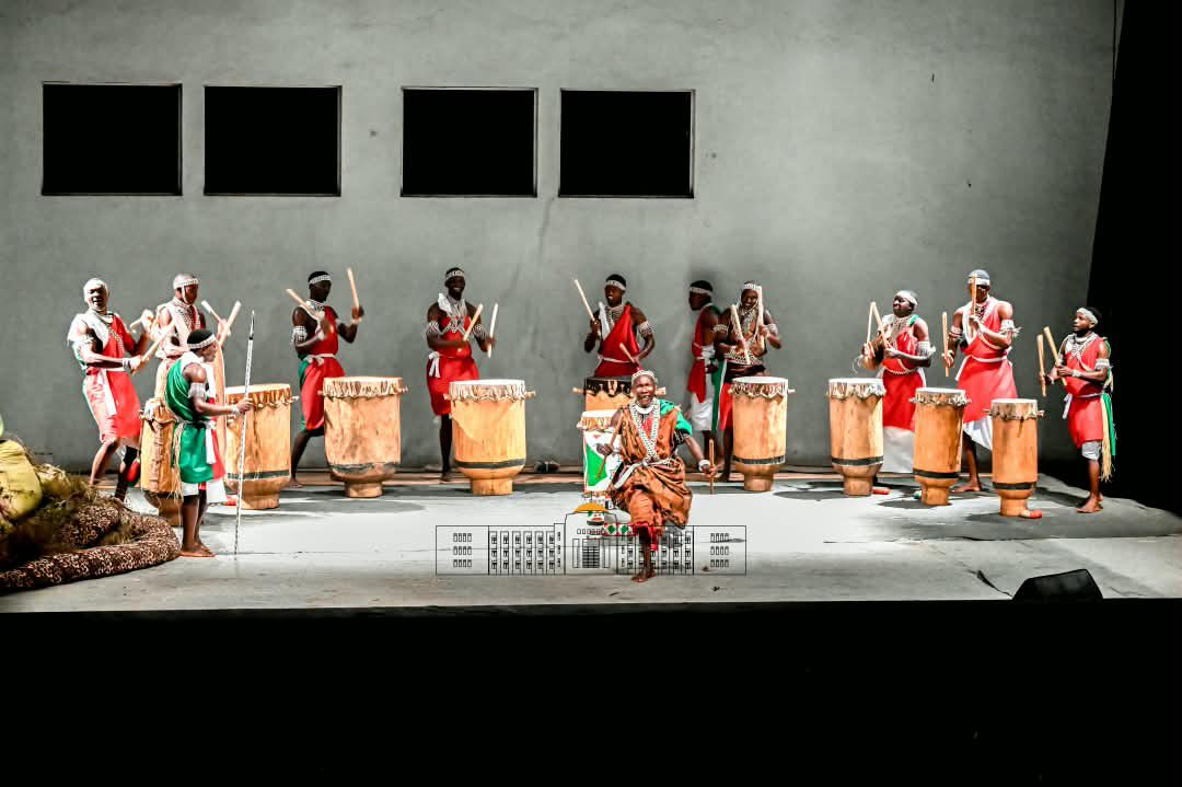 NtareHouse's tweet photo. Le Chef de l’Etat burundais, Son Excellence Evariste Ndayishimiye, a rehaussé de sa présence, ce 20 octobre 2026, la cérémonie de présentation des membres du Ballet national, organisée par le ministère en charge de la Culture.

Composé de metteurs en scène et de chorégraphes de renommée internationale, d’auteurs de pièces de théâtre, de danseurs, de comédiens, de poètes et de tambourinaires, le Ballet national a offert un spectacle mettant à l’honneur l’Ingoma, le tambour sacré du Burundi, symbole de l’identité et du patrimoine culturel burundais. 

Sous les regards admiratifs du public, les jeunes artistes ont livré une prestation riche et variée, mêlant poésie, danses traditionnelles et reconstitution de luttes historiques contre les envahisseurs coloniaux, ainsi que le sacrifice de Bihome. L’ensemble a donné lieu à une chorégraphie harmonieuse, saluée par les applaudissements des spectateurs, parmi lesquels figuraient des diplomates accrédités au Burundi, de hautes autorités du pays et des jeunes.

Dans son allocution, le Chef de l’Etat burundais, SE @GeneralNeva, a souligné que les valeurs culturelles et les traditions constituent les fondements de la société. Il a rappelé que le retour aux racines culturelles permet aux Burundais de mieux connaître leur identité, de renforcer leur cohésion et de renouer avec une gouvernance saine.

Par ailleurs, SE @GeneralNeva, Chef de l’Etat burundais a insisté sur l’importance de construire un centre national du patrimoine culturel afin de préserver et de valoriser l’identité burundaise. Evoquant les blessures héritées de la colonisation, il a invité les pays colonisateurs et les pays colonisés à dépasser ce passé douloureux et à unir leurs efforts pour construire, comme un seul peuple, un monde intégré, fondé sur le respect mutuel, la solidarité et la compréhension entre les peuples.