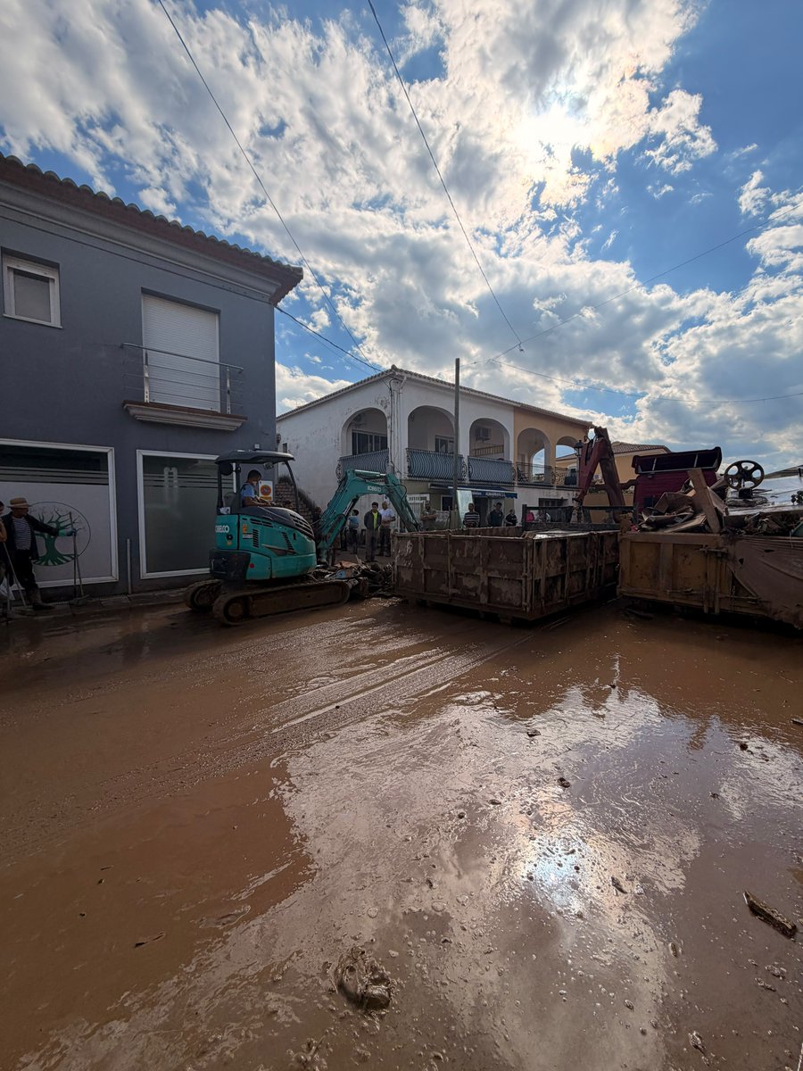 WCKitchen's tweet photo. The torrential rains from DANA Adam caused the Girona River to overflow in Els Poblets, Alicante, flooding the streets and damaging homes, businesses, and vehicles. WCK is supporting residents as they navigate the aftermath of the floods and begin to recover. We are serving sandwiches, water, and fresh fruit to fuel the cleanup efforts. Across the provinces of Alicante and Valencia, our teams are working alongside local partners to make sure communities like Els Poblets get the support they need. #ChefsForSpain

Las lluvias torrenciales de la DANA Adam provocaron el desbordamiento del río Girona en Els Poblets, Alicante, inundando las calles y causando daños en viviendas, negocios y vehículos. WCK está apoyando a los residentes mientras hacen frente a las consecuencias de las inundaciones y comienzan a recuperarse. Estamos sirviendo bocadillos, agua y fruta fresca para impulsar los esfuerzos de limpieza. En las provincias de Alicante y Valencia, nuestros equipos trabajan junto a socios locales para asegurarse de que comunidades como Els Poblets reciban el apoyo que necesitan. #ChefsForSpain