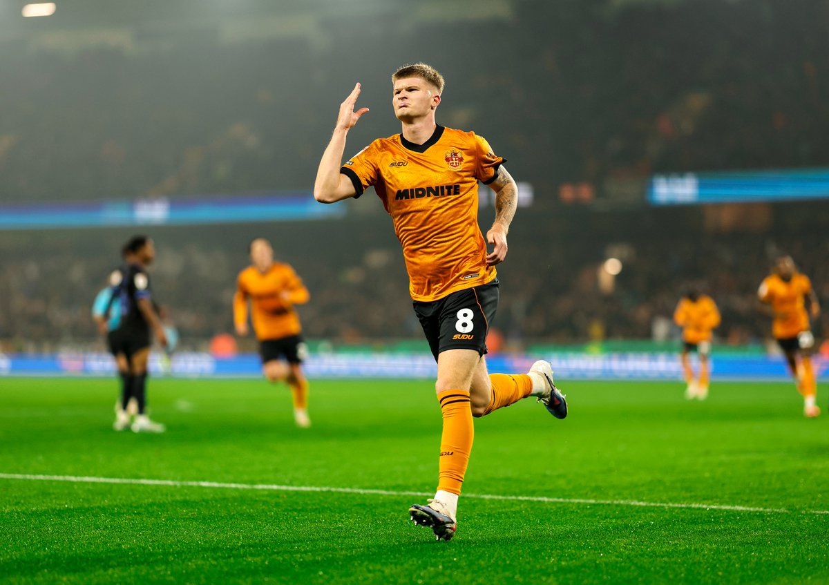 Wolves's tweet photo. Second goal of the season for Jordan 🙌 https://t.co/Tb8u0JWt37