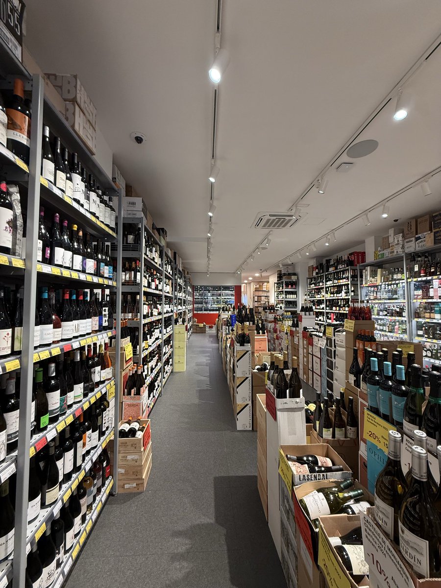 flogemba's tweet photo. 🍷 ¿Conocías este outlet de vinos? 👀

🍇 Vinos con grandes descuentos
🥂 Catas y degustaciones
🍾 Botellas Magnum
🥃 Selección de licores

📍 Barcelona
C/ València, 277 
C/ Villarroel, 209-211

📍 Madrid C/ Fernán González, 29

Guárdate este sitio para tu próxima ruta vinícola✍🏼 https://t.co/Fkq00DU5WI