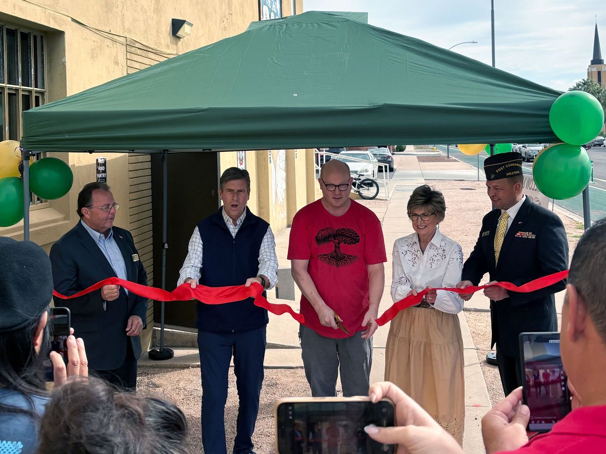 RepGregStanton's tweet photo. Great morning this weekend at @MesaVFW helping @WillowOakAllian kick off its first-ever food pantry and hand out groceries to our neighbors in need.

Mesa veterans and families now have a new place to turn for help thanks to David Friend, Commander Chitwood, and @UnitedFoodBank volunteers.