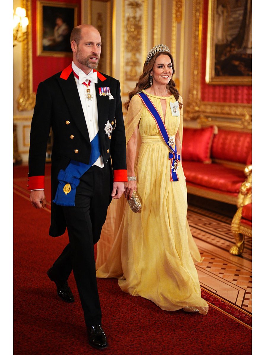 HELLOmagIndia's tweet photo. #PrincessKate dazzled at the Oman state banquet in an #ElieSaab gown, pairing it with #PrincessDiana’s beloved $135M #LoversKnotTiara & jewels once worn by the late #QueenElizabethII. #PrinceWilliam joined her in white tie. #HELLOIndia #HELLOMagazine #KateMiddleton @ElieSaabWorld https://t.co/PT8UTDUXbU