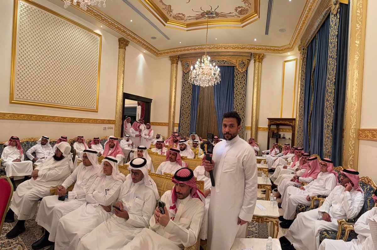 tholothia's tweet photo. احتفت #ثلوثية_محمد_المشوح بسعادة الدكتور #فهد_بن_علي_العليان وكرّمته، بحضور نخبة من أصحاب المعالي، وأعضاء مجلس الشورى وجمع غفير من المثقفين والأدباء ورجال الأعمال وروّاد العمل الخيري، الذين امتلأت بهم قاعة الثلوثية وممراتها.
وفي مستهل اللقاء، استعرض مدير الحوار، الدكتور سعد النفيسة، ملامح من جهود المحتفى به ومنجزاته، ثم رحّب مضيف الثلوثية بضيفه الكريم، قبل أن يتحدث الدكتور فهد عن أبرز محطات حياته، بدءًا من مولده في #بريدة، وانتقاله إلى #الرياض، ومواصلته تعليمه، ثم ابتعاثه، وصولًا إلى مسيرته في الميدانين التعليمي والتربوي، وما تقلّده من مهام ومسؤوليات في محطات عمله المتعددة.
عقب ذلك، توالت المداخلات والكلمات من أصحاب المعالي والسعادة:
-معالي الدكتور فهاد الحمد.
-الدكتور محمد الربيع.
-الدكتور محمد الفاضل.
-الدكتور عبدالله الموسى.
-الدكتور إبراهيم التركي.
-الدكتور عبدالمحسن العقيلي.
-الدكتور راشد العبدالكريم.
-الدكتور زياد الدريس.
-الدكتور حامد الشراري.
-الدكتور صالح النصار.
-الأستاذ عبدالرحمن الجاسر.
وقد أجمعت كلمات المتداخلين على ما يتحلّى به المحتفى به من سموّ الأخلاق، ونبل السجايا، ورفيع الخصال، مشيدين بمسيرته الحافلة بالعطاء، وبصماته المضيئة، وأثره البارز في المشهدين الثقافي والاجتماعي.
وكانت ليلةً ثلوثيةً استثنائية، تجلّت فيها معاني الوفاء والتقدير، واحتُفي خلالها بقامة وطنية جمعت بين العلم والعمل، وحسن الخلق، وصدق العطاء.
@Dr_Fahaad