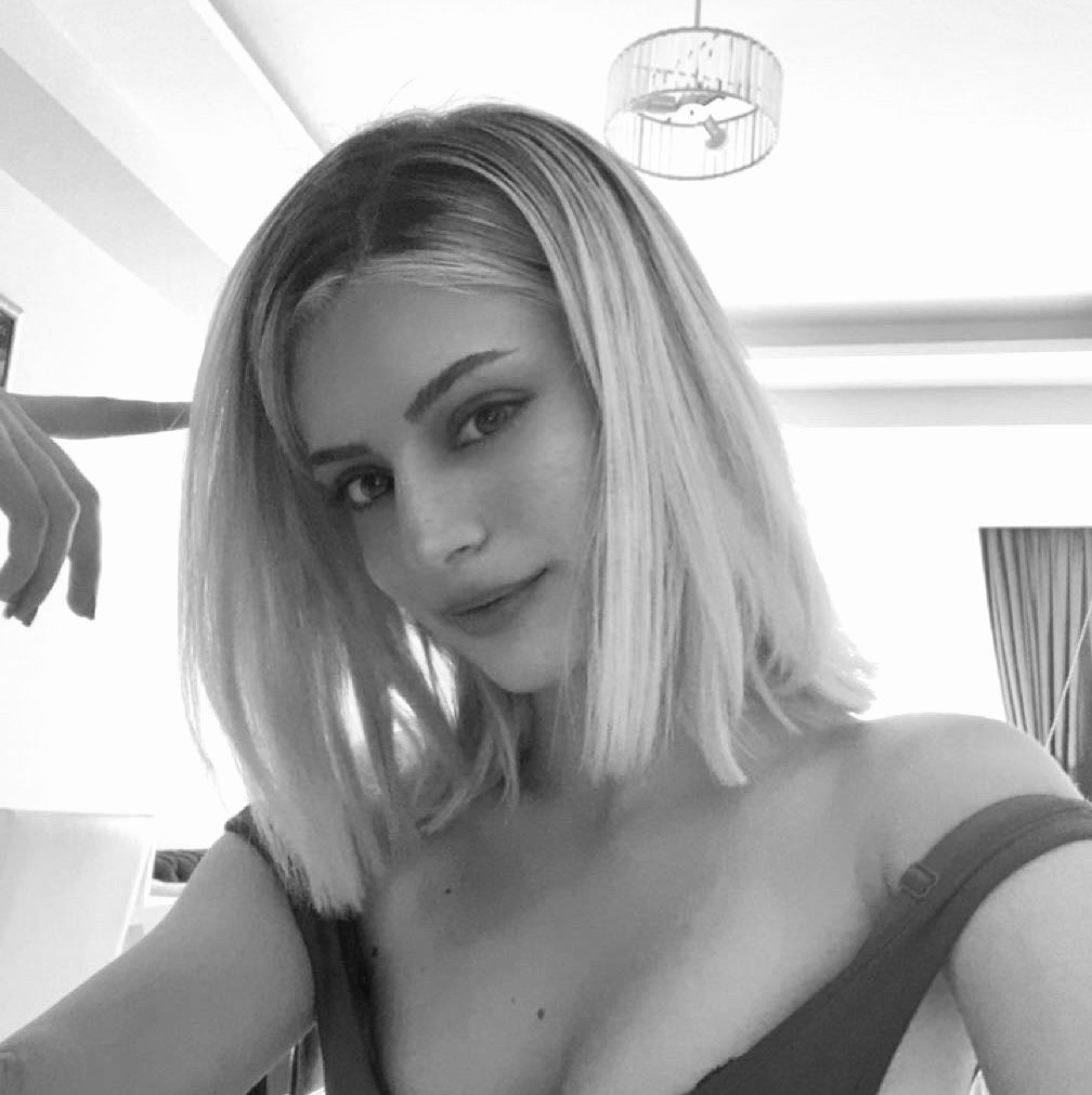 Ecetkyaa's tweet photo. Avizeyle selfie çekilmişiz gibi olmuş ama neyse https://t.co/nKJyVbbX9D