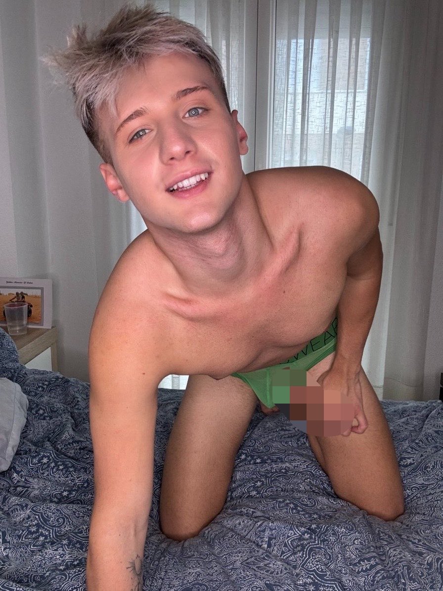 AlexScottkj's tweet photo. Horny🍆 and bored 🥱 
Wanna meet up for fun 🤩🍑🏳️‍🌈 https://t.co/fKNZHadnVA