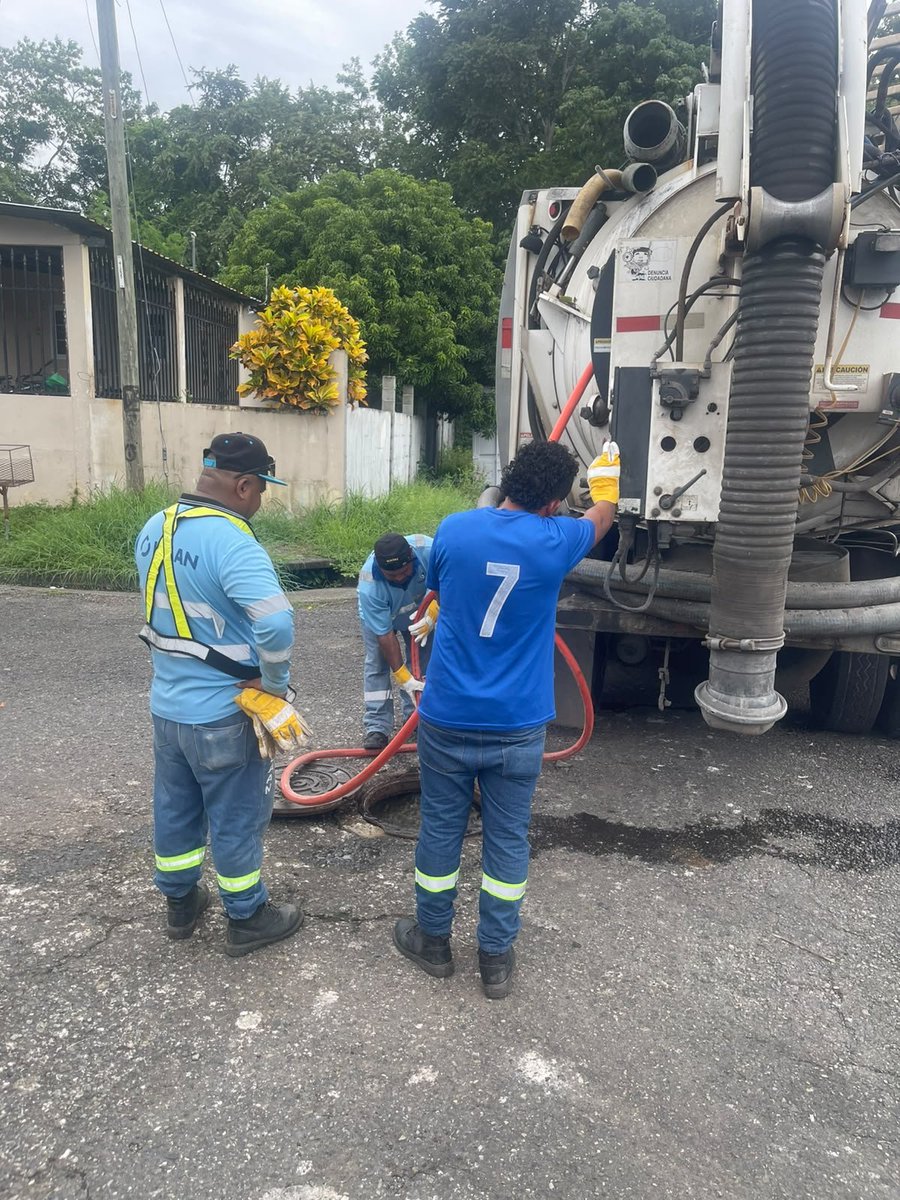 IDAANinforma's tweet photo. 📢 Panamá Este 🛠️👷‍♂️⚙️

📍Nuestros especialistas de alcantarillado atendieron un desborde de aguas servidas en la calle 30 de Nuevo Tocumen.

Con apoyo de un camión Vactor, desobstruyeron una línea sanitaria de 8 pulgadas y limpiaron dos pozos de inspección, un pluvial y un registro sanitario.

@311Panamá
