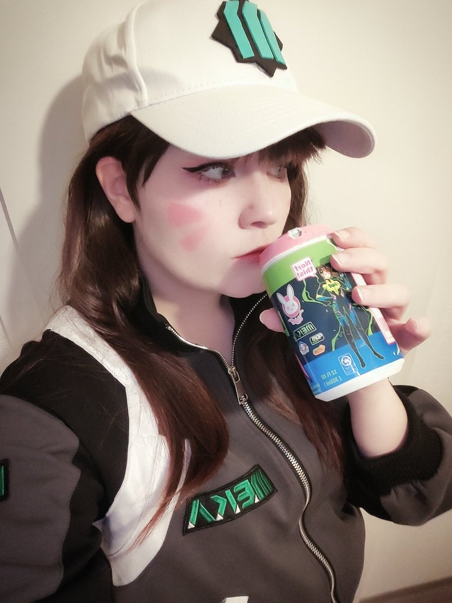PuriCosplay's tweet photo. Drink Nano-Cola 🩷 Dva approved! 

Overwatch https://t.co/5L5jqw7u87 Cosplay by me 🩷🩷

#overwatch #dva #cosplay #overwatchcosplay #dvacosplay #hanasong 
@PlayOverwatch @OverwatchDE @OverwatchEU @Blizzard_Ent https://t.co/xWST0S7sUw