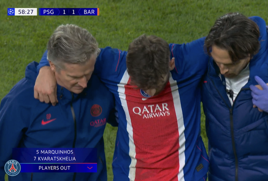 TouchlineX's tweet photo. 📸 - This is looking REALLY BAD for Kvaratskhelia who can't even walk alone anymore.

HE COULD BE OUT FOR MONTHS! https://t.co/0kYwX8EwMg