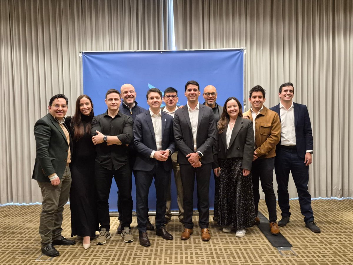 GRUPOSURA's tweet photo. Los creadores de contenido financiero cumplen un papel cada vez más relevante en la pedagogía sobre el mercado de capitales, ayudando a que miles de colombianos comprendan mejor el mundo de las inversiones, tomen decisiones informadas y se acerquen al mercado.

En Grupo SURA los reconocemos como aliados, por eso realizamos por primera vez un encuentro exclusivo para conversar con ellos sobre nuestra estrategia como Grupo Financiero, sustentada en un mayor retorno para nuestros accionistas, la potencia de nuestros negocios y el incremento de visibilidad de nuestro valor en el mercado. 

Este encuentro marca el inicio de una conversación que queremos seguir construyendo, promoviendo el diálogo y el conocimiento sobre el mercado de capitales como una pieza clave para el desarrollo del país.

@finxard @ycmconde @Academiadeexito
@inverxia_co
@diariodbanquero @OtroPodcastBurs @henrycard
@ValoraAnalitik
@mpfinanzas
@EconomiaPipol 
@BolsillosCP