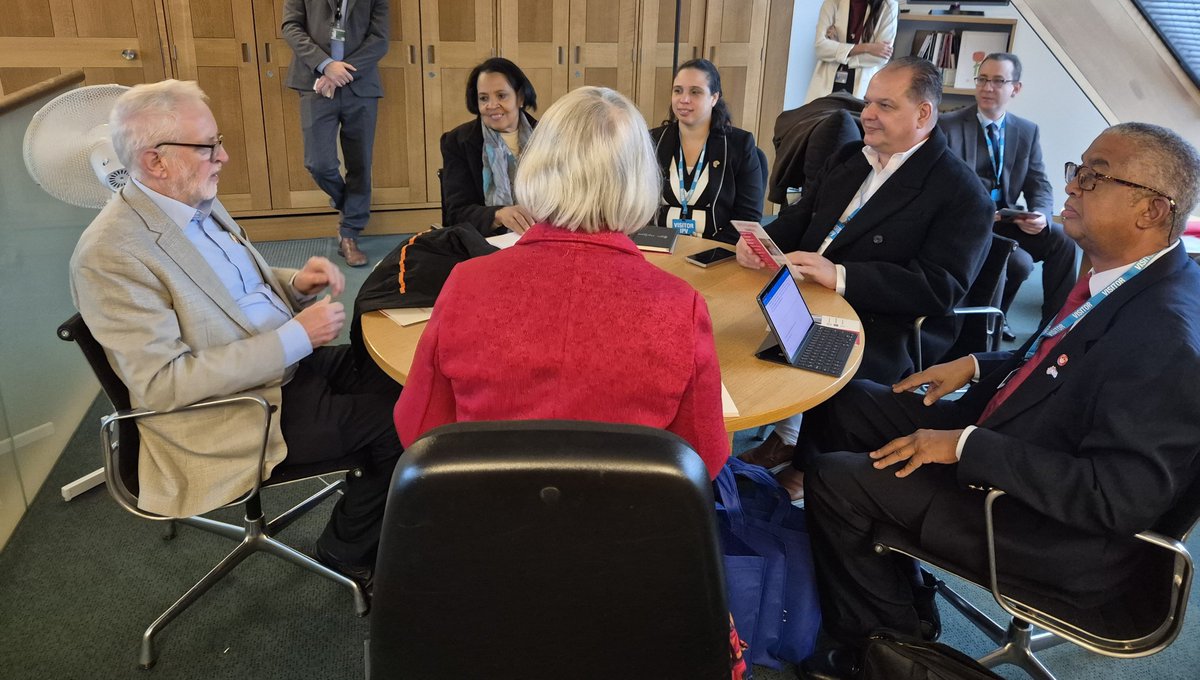 AsambleaCuba's tweet photo. Delegación parlamentaria de #Cuba🇨🇺, integrada por diputados @cuabales @MartaHRCuba y @CarlosRafaelFu1,desarrolla fructífero programa en #ReinoUnido🇬🇧,para fortalecer vínculos interparlamentarios
Intercambiaron con @switherdenMP @jeremycorbyn y @FabianLeedsNE,y otros legisladores https://t.co/UGAjidnYS9